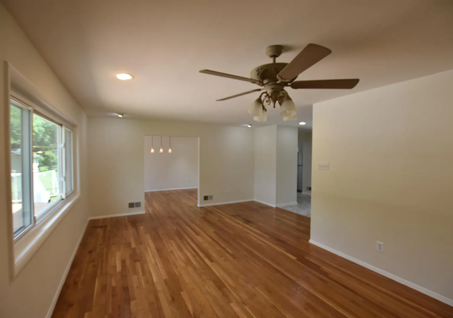 Fantastic 4BR/ 3BA Rambler in Aspen Hill — Photo 2