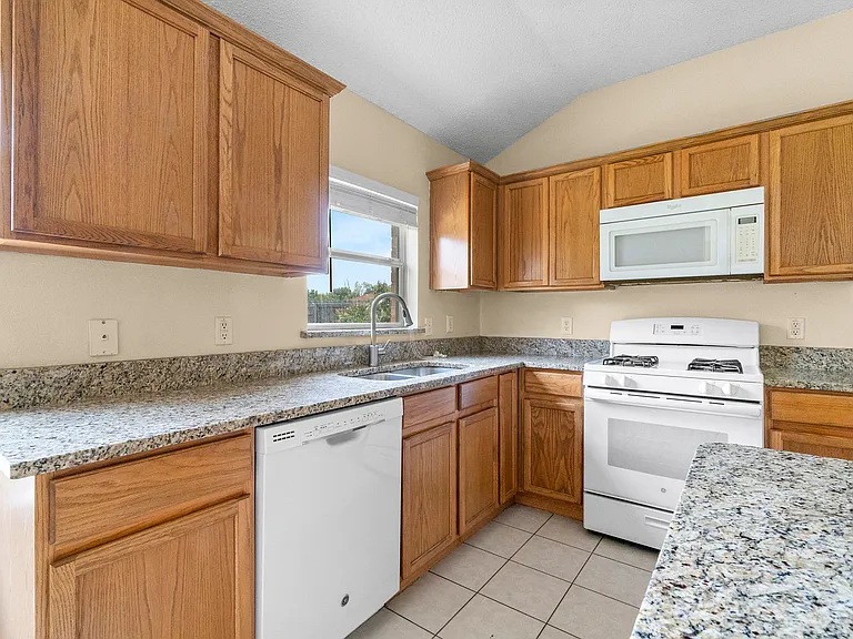 3300 Creekwood Dr — Photo 8