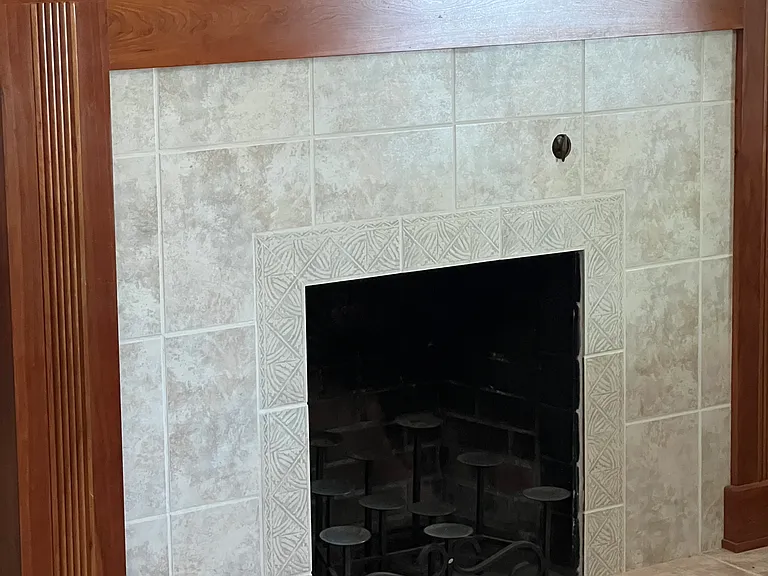 2026-Fireplace is with tile surround (inoperable)