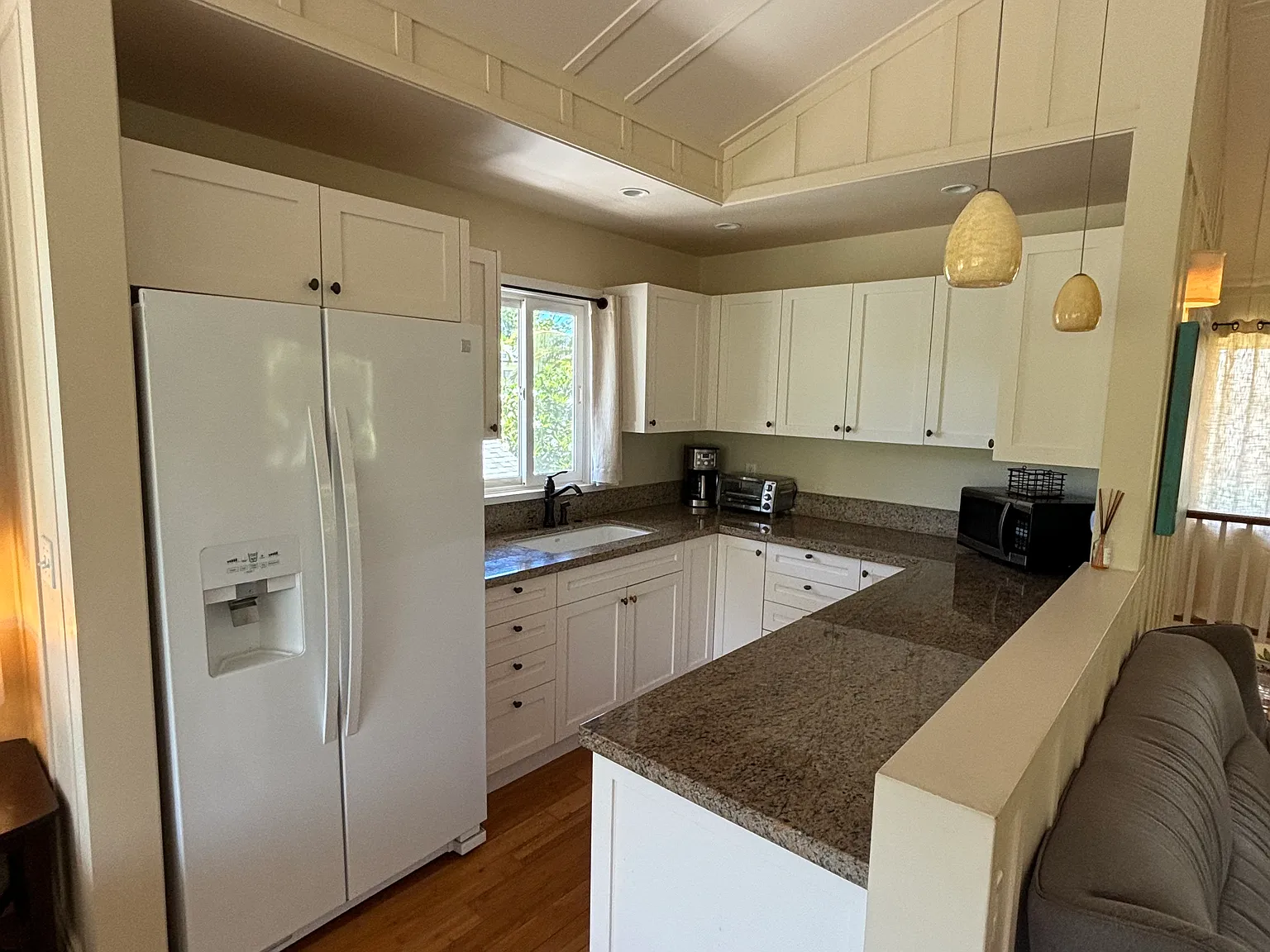 Studio, 700 sqft, $3,600 — Photo 3