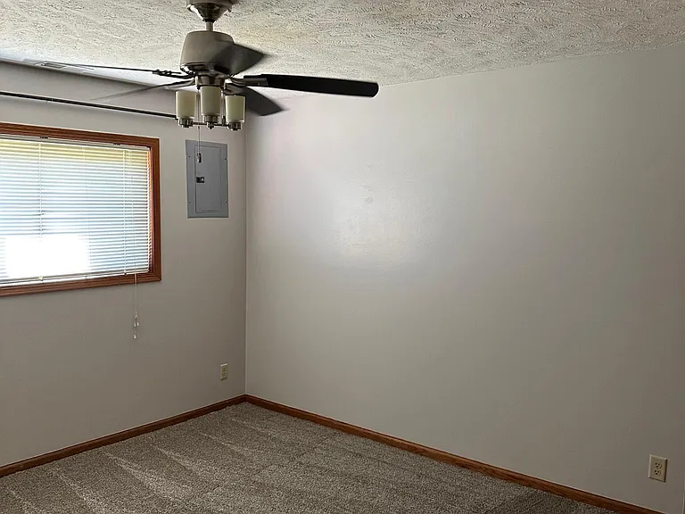 915 Phillips Dr — Photo 16