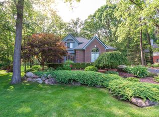 8374 Alta Vista Dr, Pinckney, MI 48169