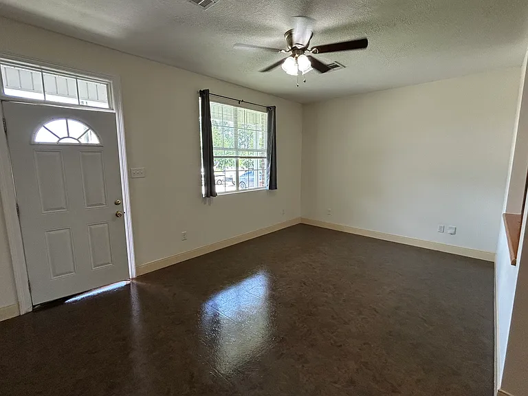 806 Derry Dr — Photo 2