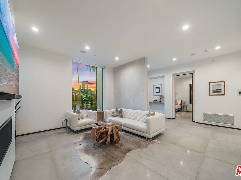 200 N Doheny Dr — Photo 9