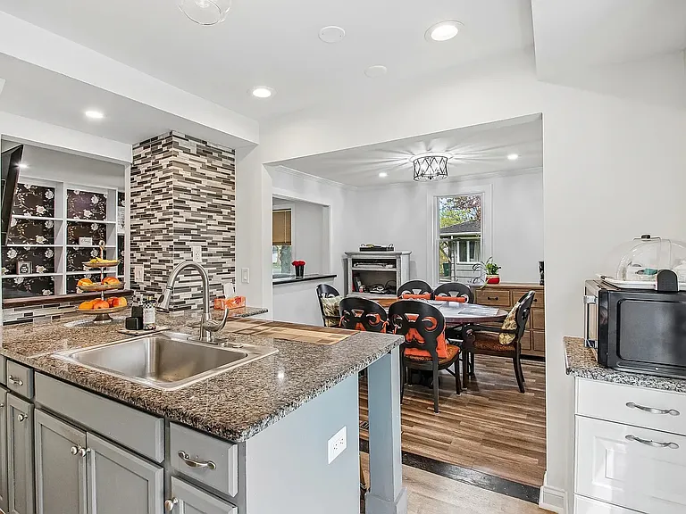 312 Howland Ave — Photo 11