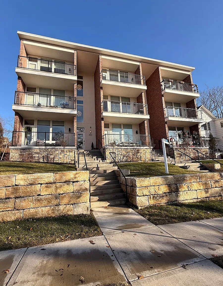 3933-3937 Kenwood Avenue - B1 — Photo 2