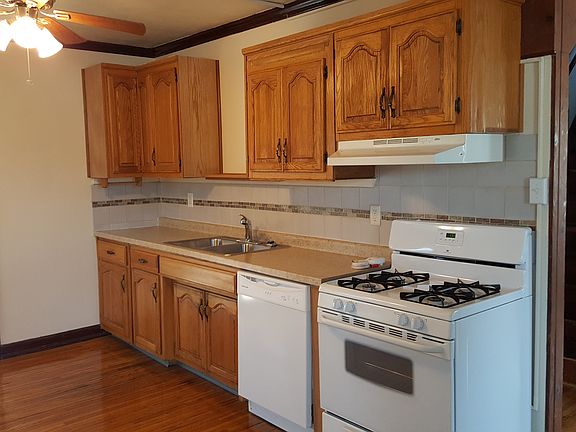 Kitchen w. new dishwasher & stove