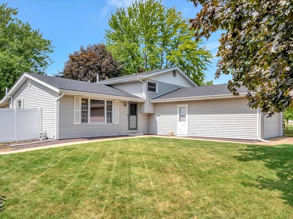 521 Meadows Rd S, Bourbonnais, IL 60914