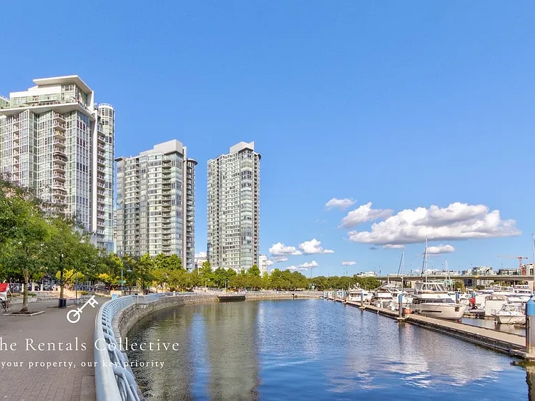1077 Marinaside Cres #1207 — Photo 18