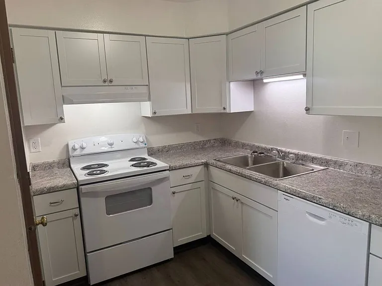 1127 S Linn St — Photo 5