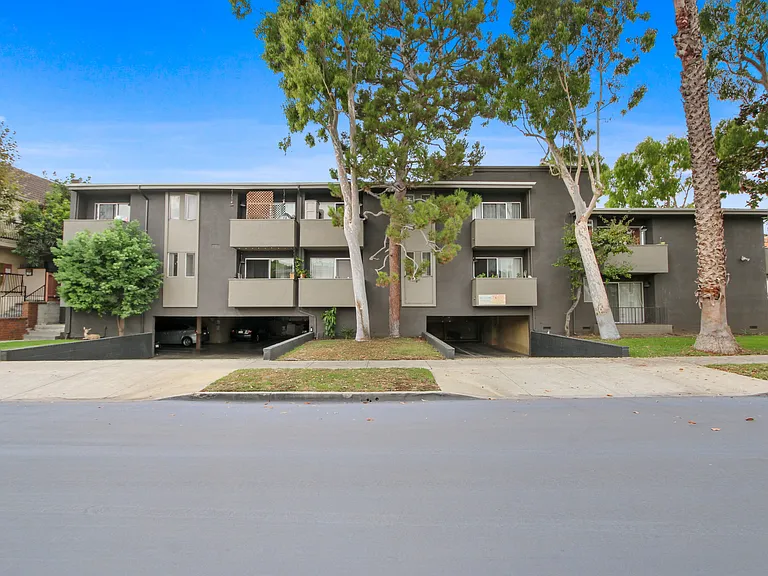 10310 Regent — Photo 1