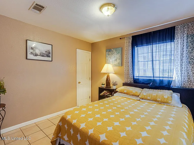 1102 Tucker Ave — Photo 11