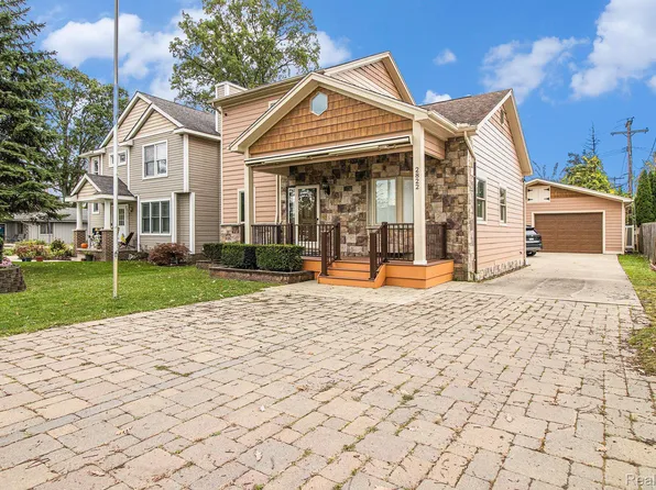 2822 Stennett St, Keego Harbor, MI 48320
