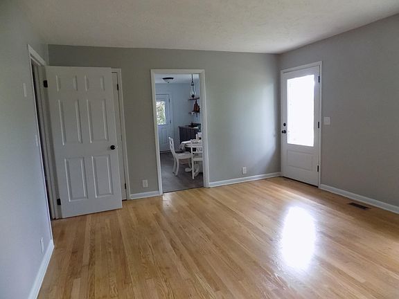 4th image of 814 E McKinney Ave