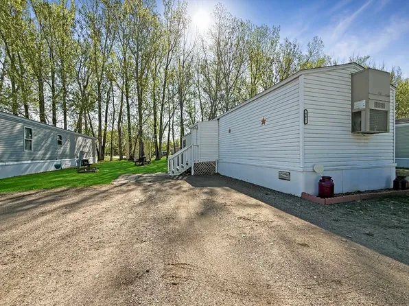 1325 27th St SE, Minot, ND 58701