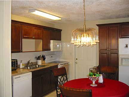 dining area/kitchen