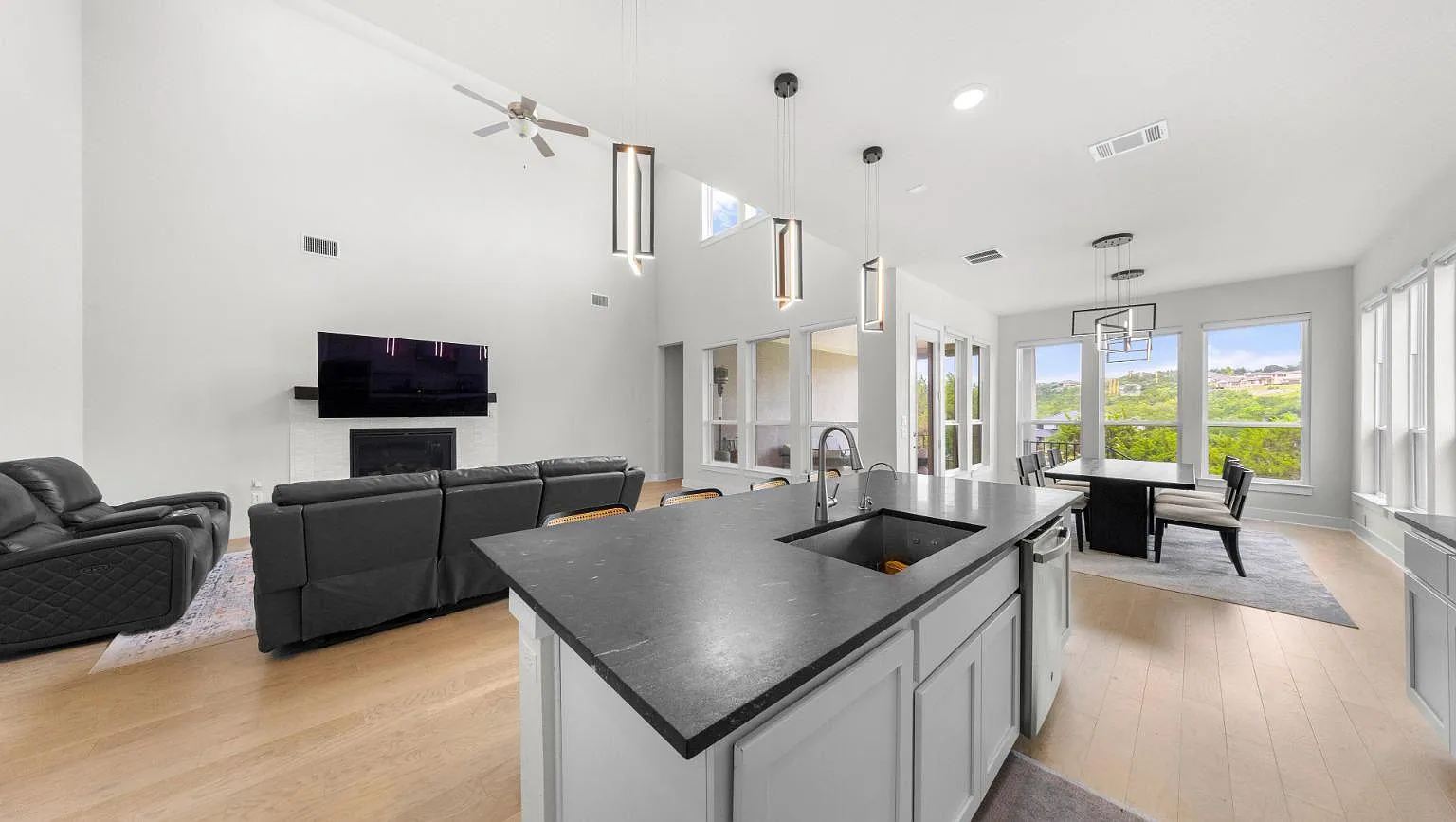 4 bed, 4.5 bath, 3380 sqft, $3,600 — Photo 4