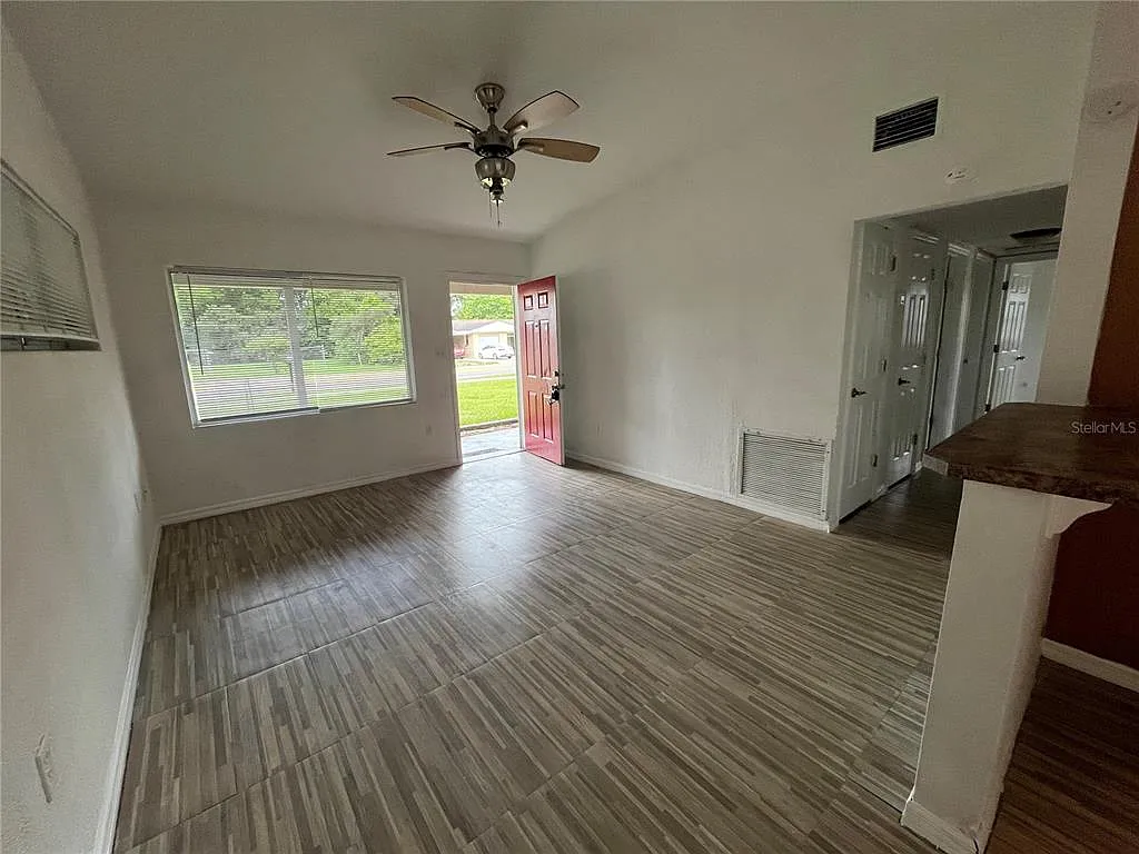 3 bed, 1.0 bath, 888 sqft, $1,795 — Photo 3