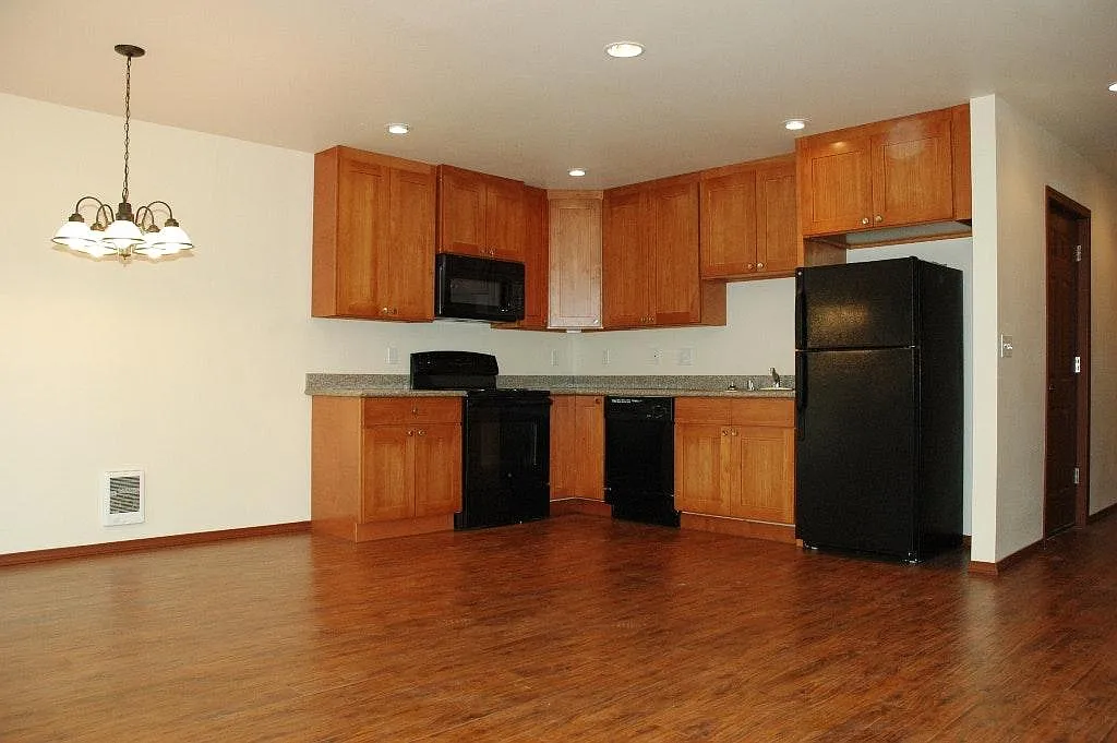 3 bed, 2.5 bath, 1350 sqft, $2,300 — Photo 2