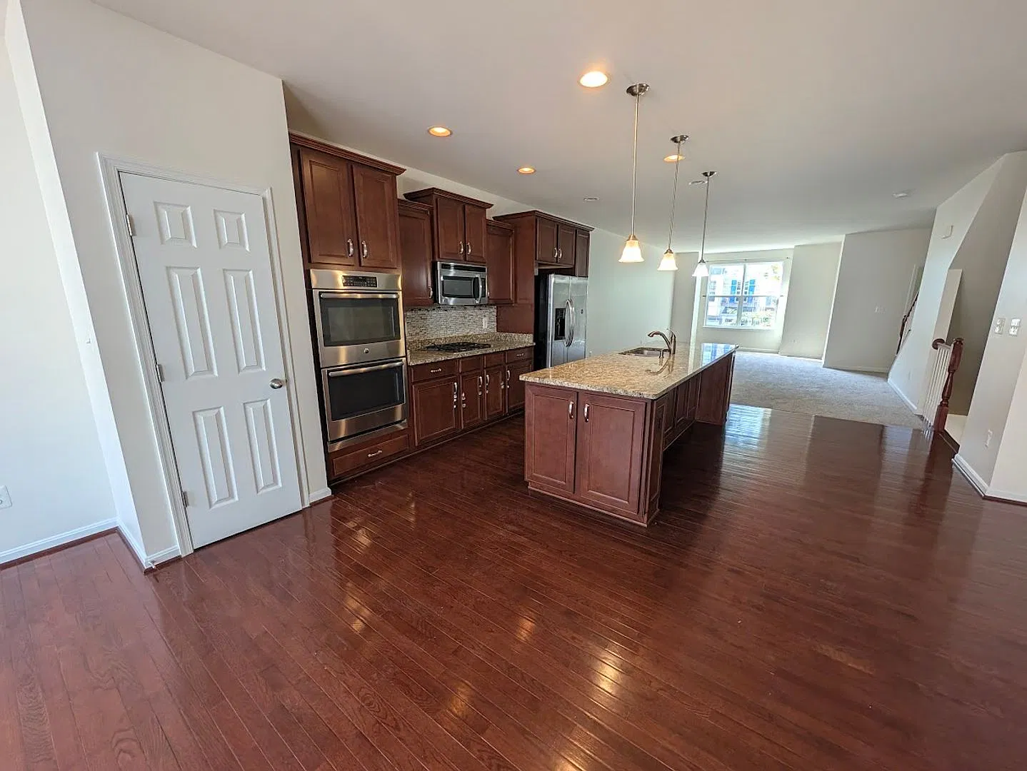 Bright and Sunny Townhouse In Manassas Park — Photo 3