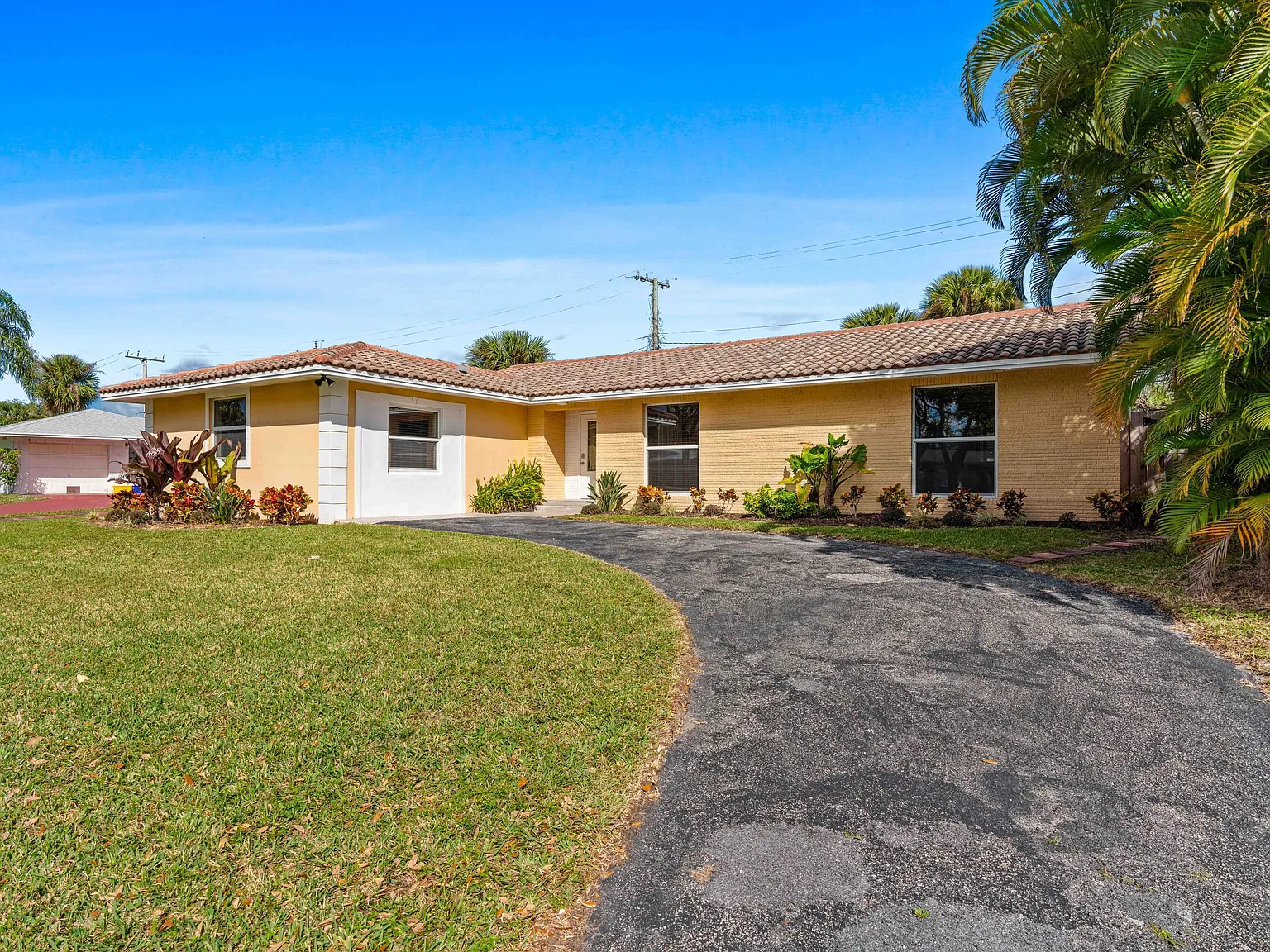 3 bed, 2.0 bath, 1896 sqft, $4,600 — Photo 1