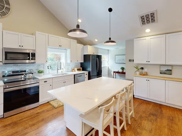 51 Warren Rd, Brimfield, MA 01010