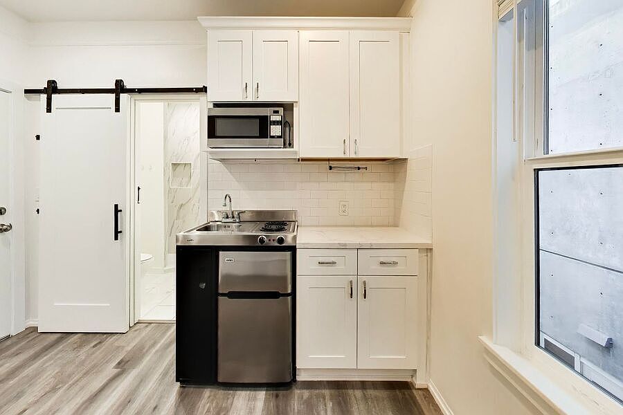 1st image of 628 Waverly St #4