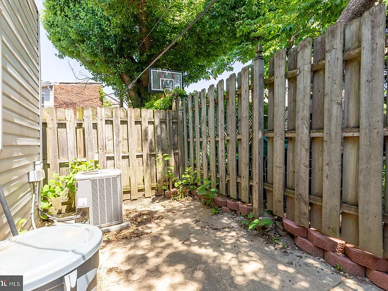 1439 E Oxford St — Photo 11