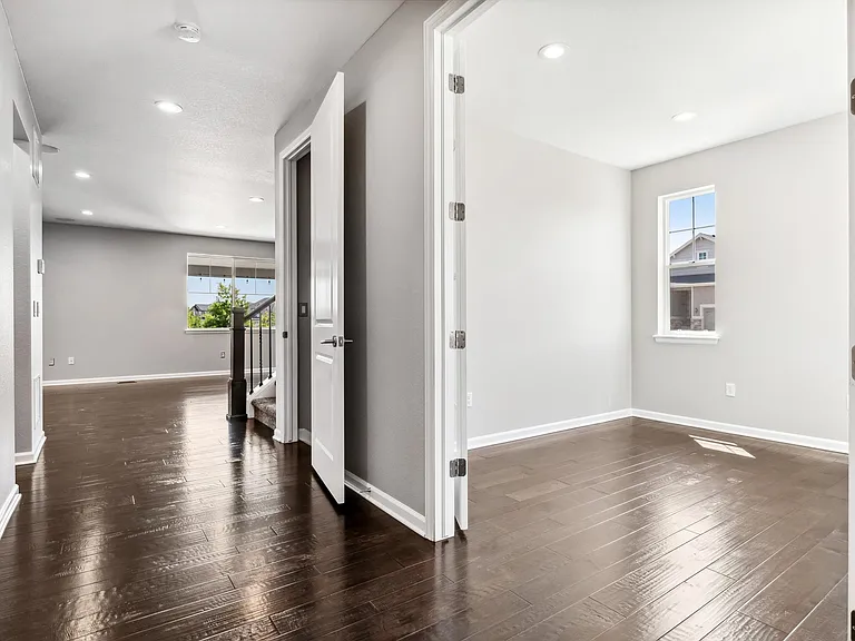 490 W Ridge Cir — Photo 4