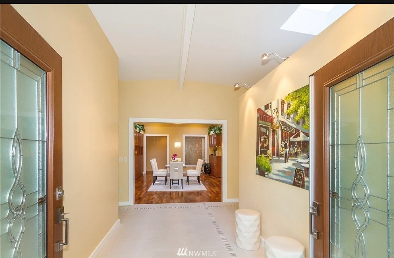 4 bed, 2.5 bath, 2910 sqft, $4,980 — Photo 1