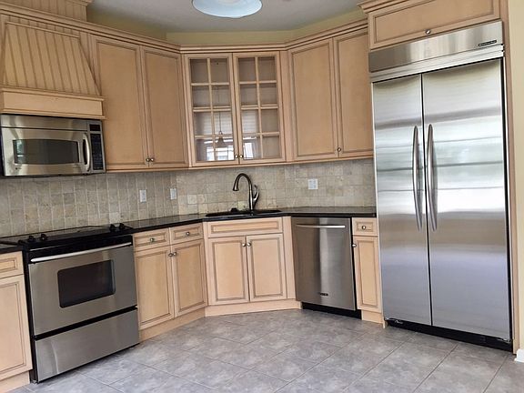 2nd image of 418 Kensington Ln