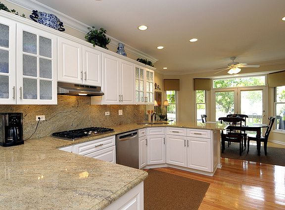 5th image of 828 W Drew Ln