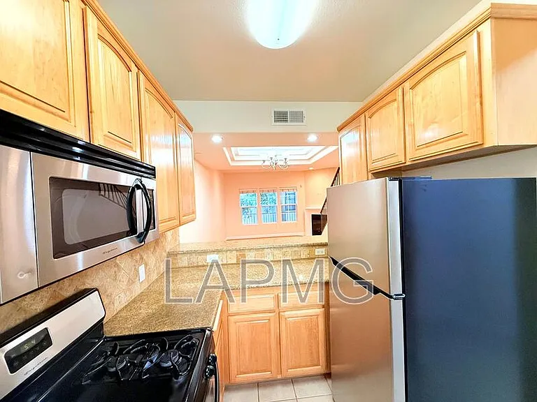 12217 Moorpark St #9 — Photo 10