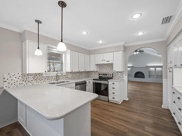 660 Springhill Dr — Photo 3
