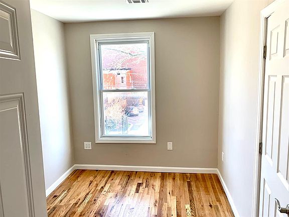 5th image of 306 Whiton St Floor 2
