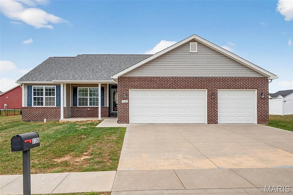 1126 Castle Green Dr photo 1