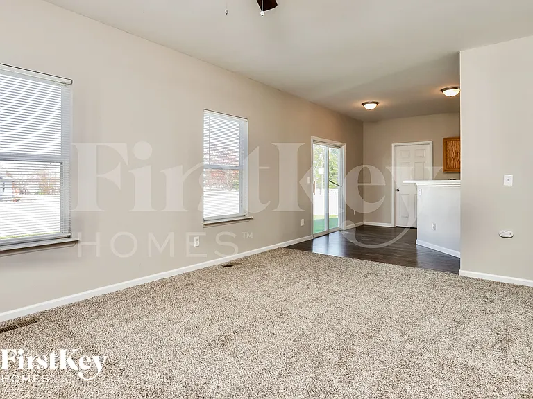 1097 Prince Albert Ct — Photo 4