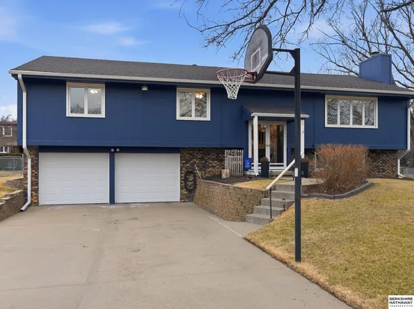 14210 Woolworth Cir, Omaha, NE 68144
