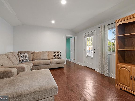 4th image of 2516 Castle St