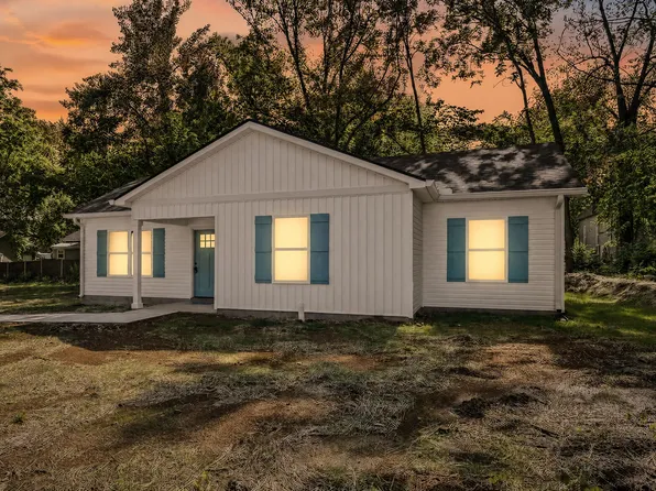 318 Chestnut Aly, Tullahoma, TN 37388