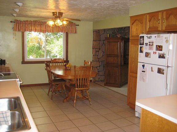 Spacious eat-in kitchen