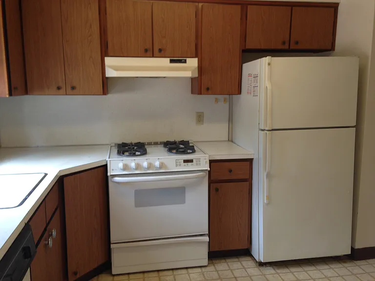 323-349 E Walnut St — Photo 9
