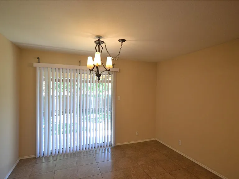 200 Lombard Dr — Photo 4