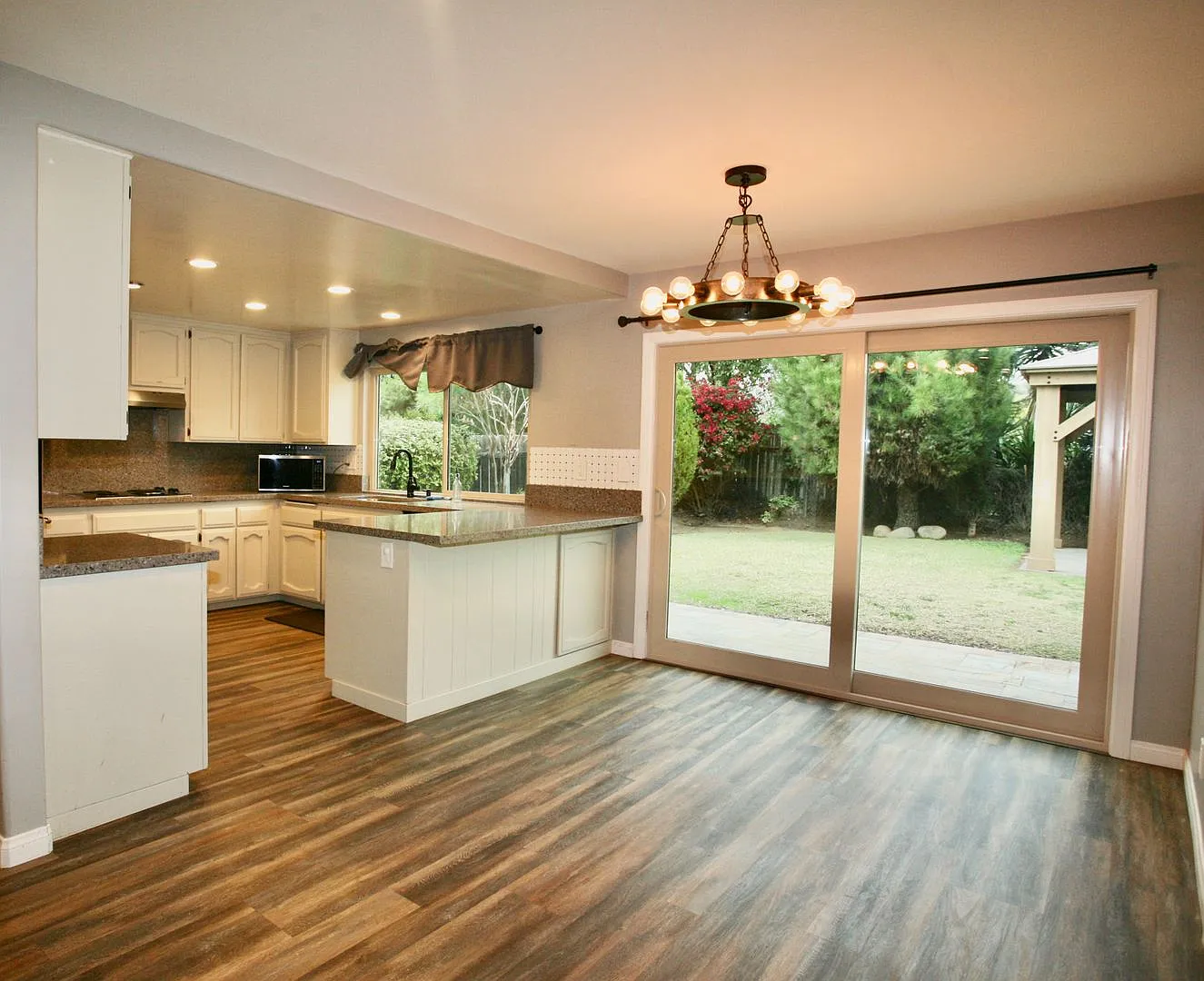 Available Now! 3br 2 1/2Ba in a Great Family Neighborhood — Photo 4
