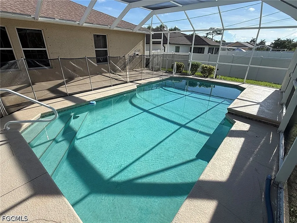 4 bed, 2.0 bath, 2020 sqft, $3,000 — Photo 2