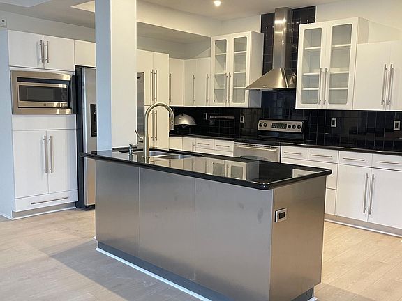 Kitchen w Granite Countertops
