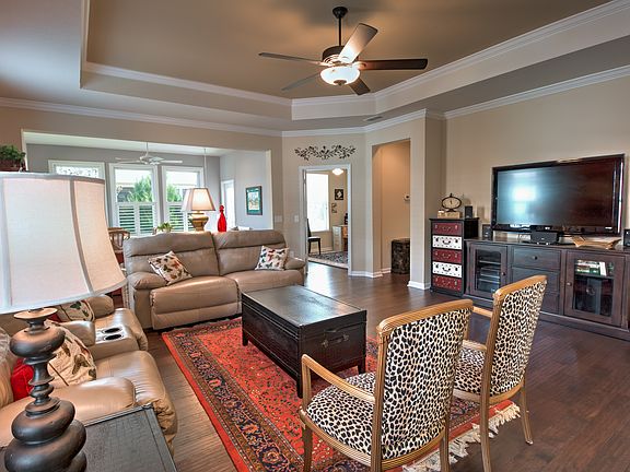 Family Room w/Tray Ceilings