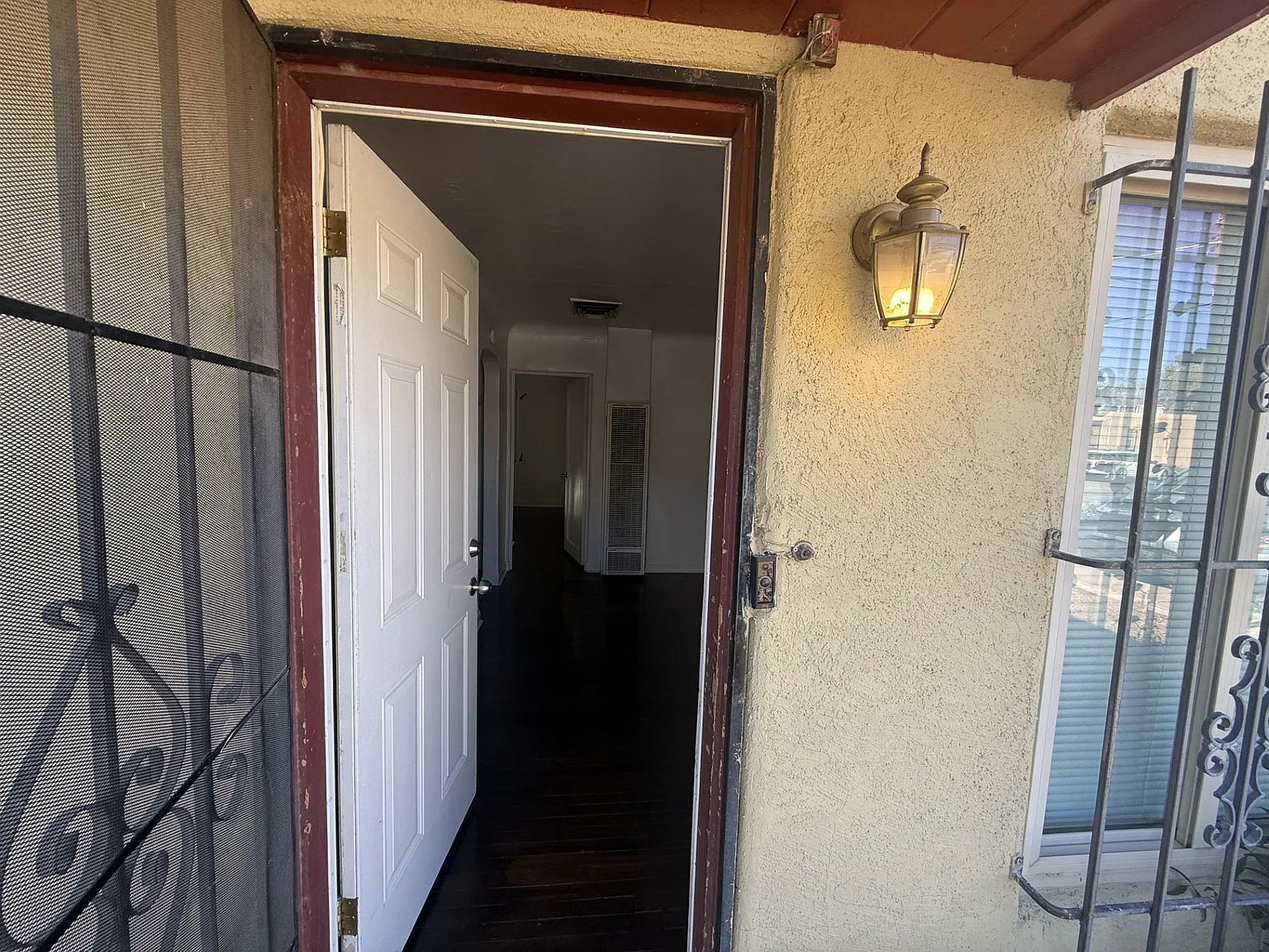 South UNM Charmer with Private Yard — Photo 4