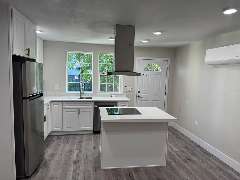 4415 V St — Photo 4