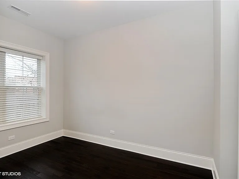 2305 W Waveland Ave — Photo 4